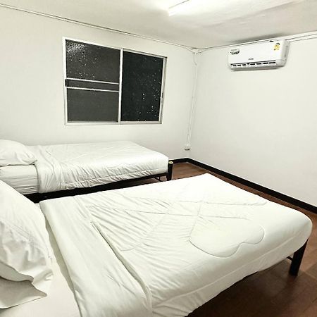 Adora Hostel Чиангмай Экстерьер фото