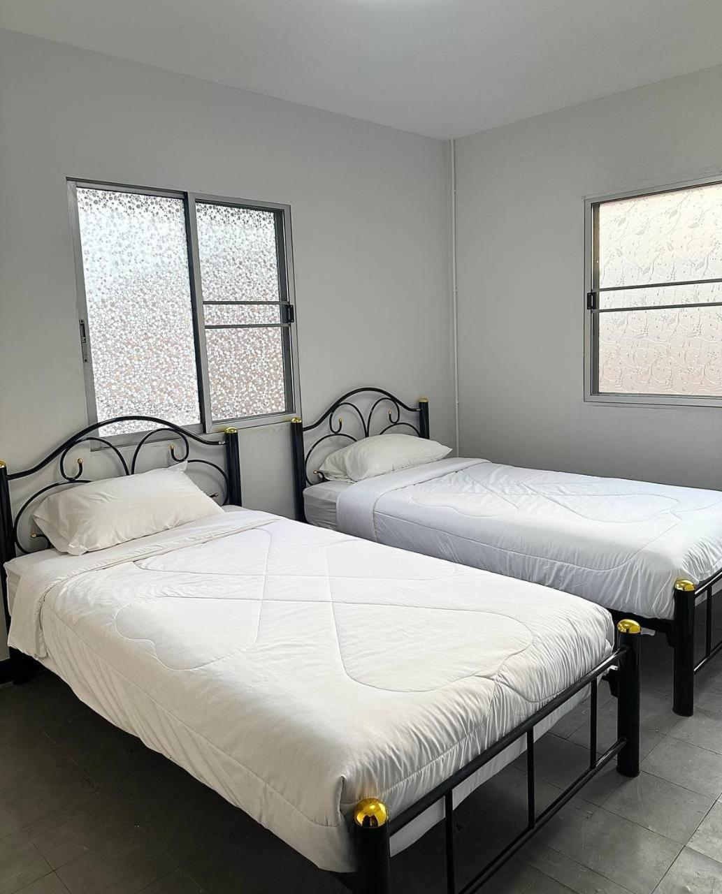 Adora Hostel Чиангмай Экстерьер фото