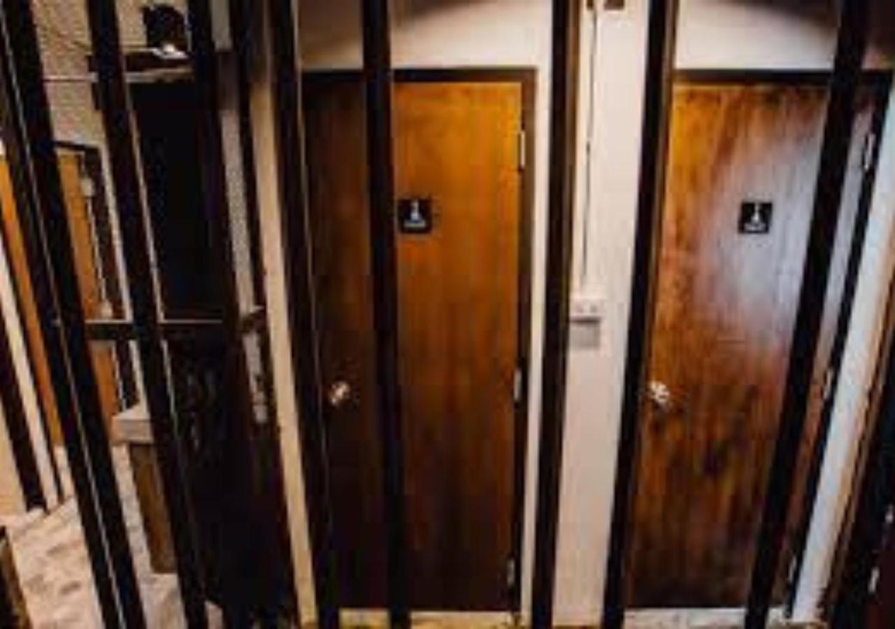 Adora Hostel Чиангмай Экстерьер фото